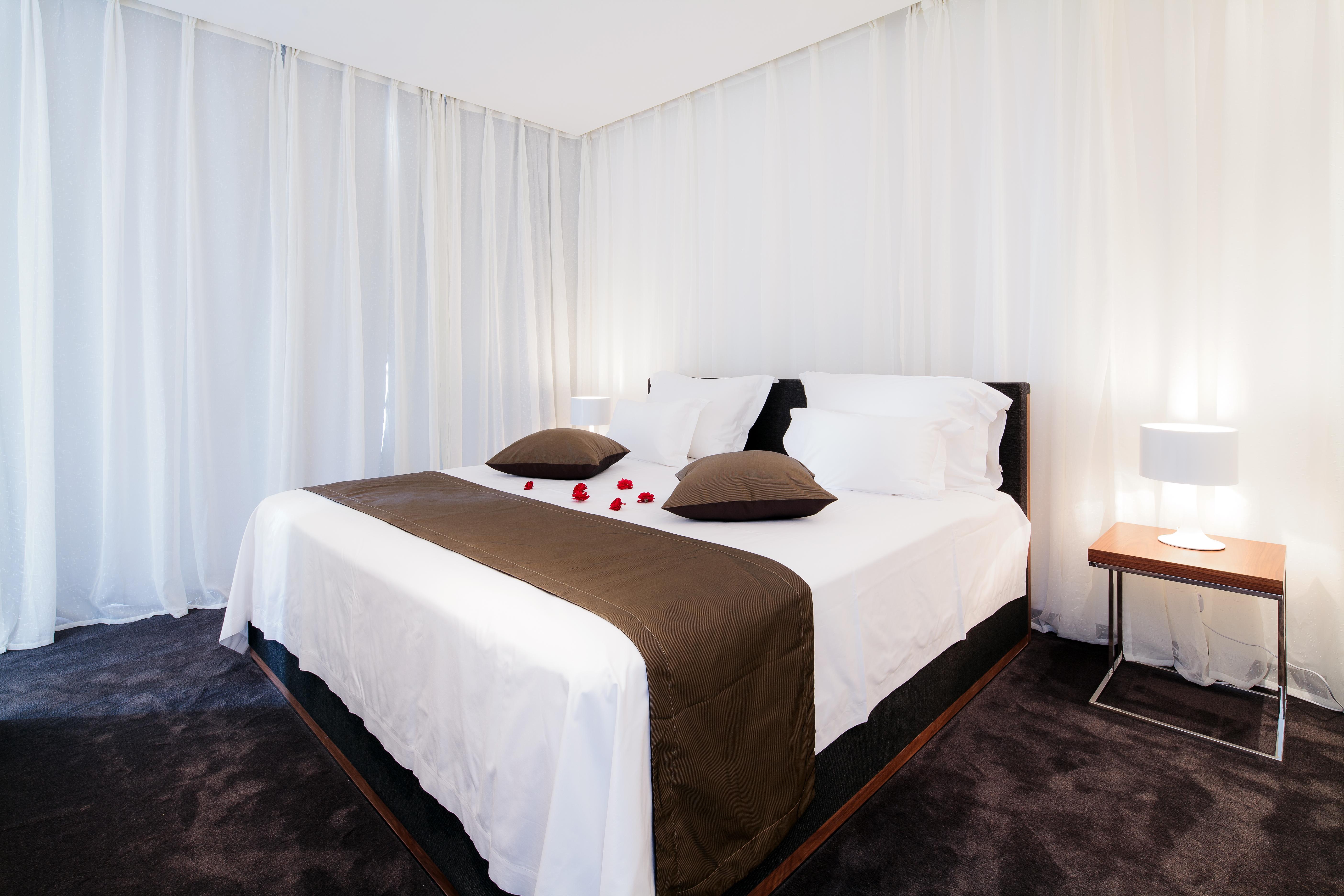 Lighthouse Golf & Spa Hotel บัลชิค ภายนอก รูปภาพ A bed with a bed runner