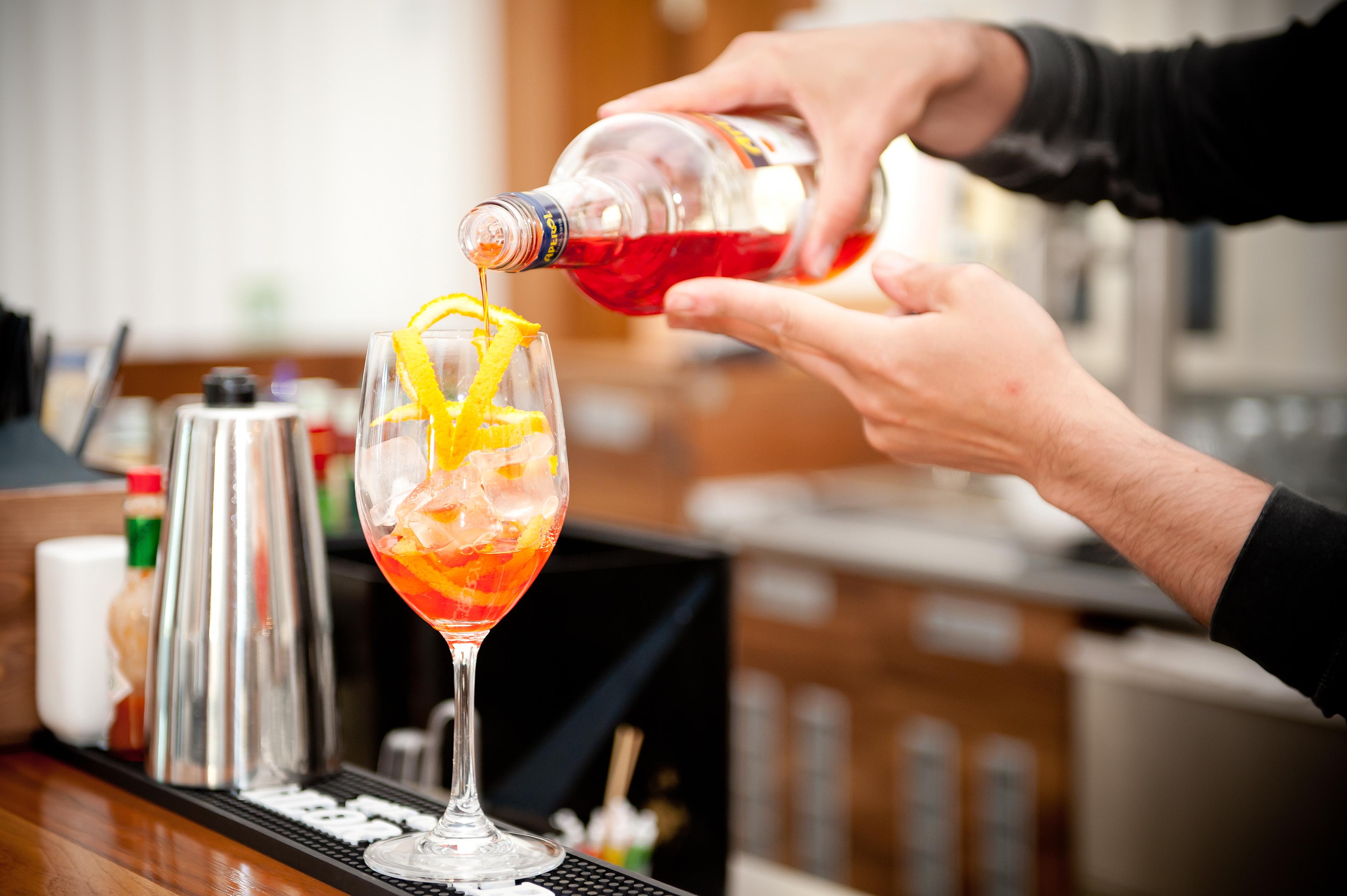 Lighthouse Golf & Spa Hotel บัลชิค ภายนอก รูปภาพ A bartender preparing a cocktail