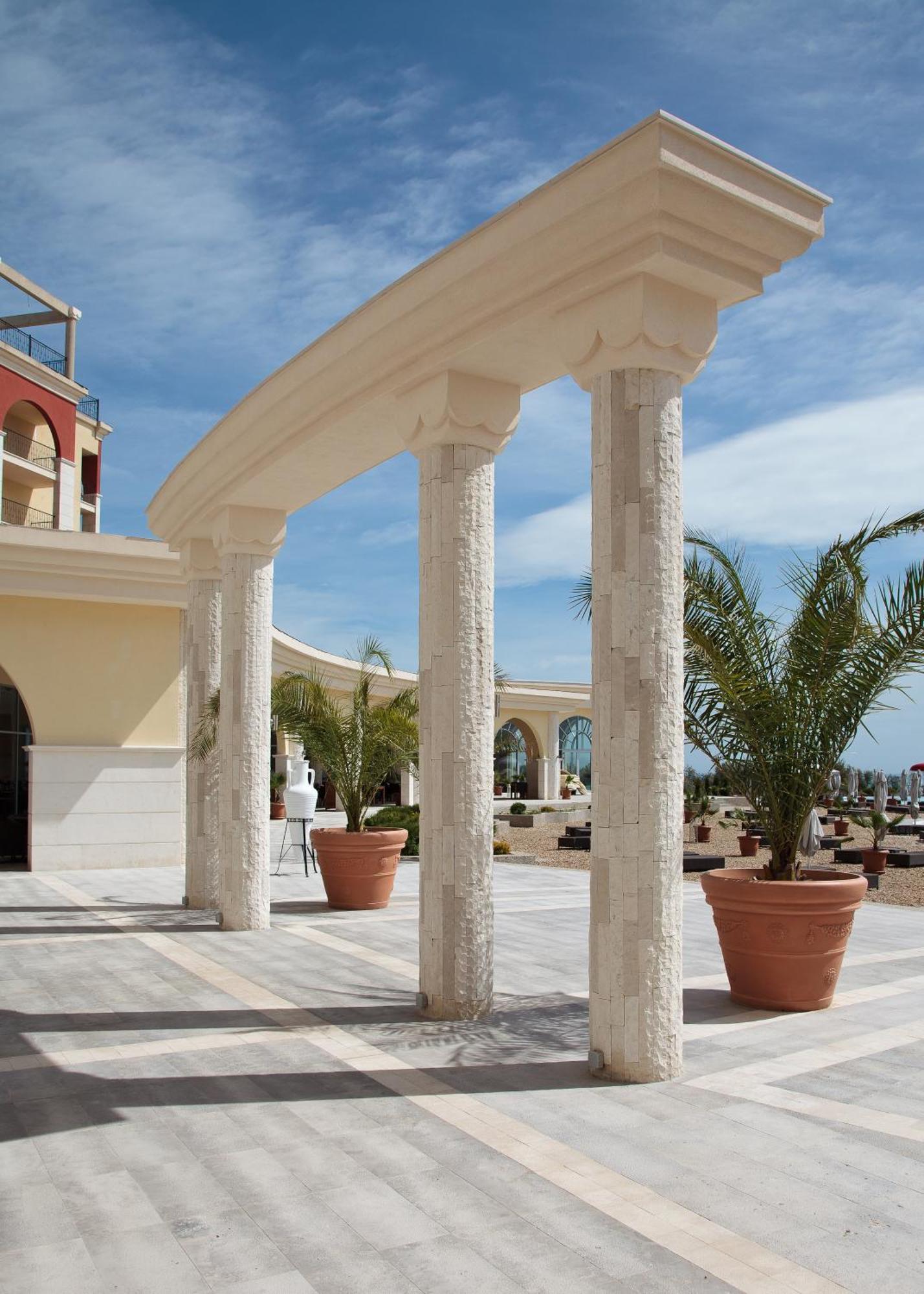 Lighthouse Golf & Spa Hotel บัลชิค ภายนอก รูปภาพ Columns made of limestone