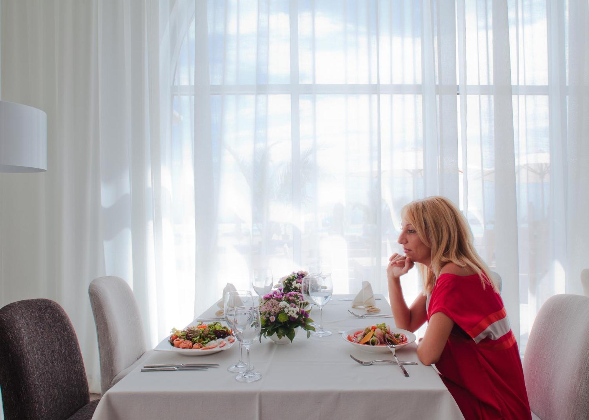 Lighthouse Golf & Spa Hotel บัลชิค ภายนอก รูปภาพ A woman at a restaurant