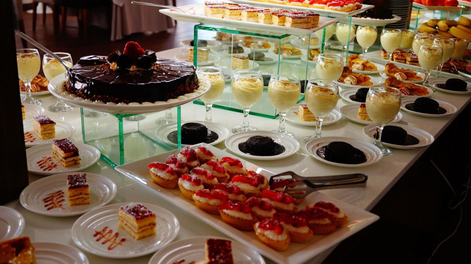 Lighthouse Golf & Spa Hotel บัลชิค ภายนอก รูปภาพ A dessert buffet