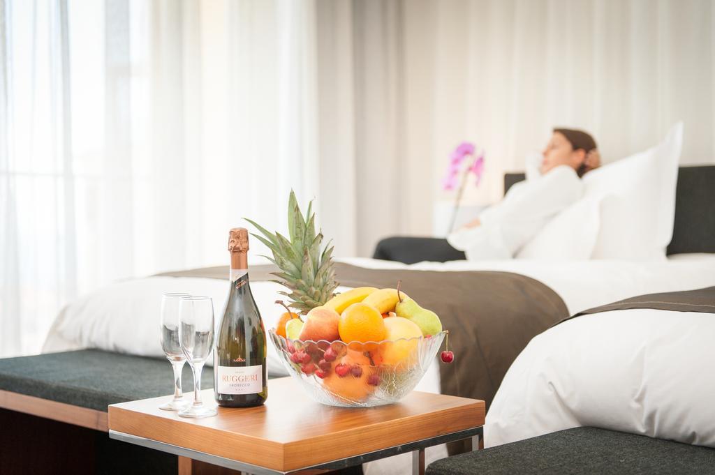 Lighthouse Golf & Spa Hotel บัลชิค ภายนอก รูปภาพ A fruit bowl in a hotel room