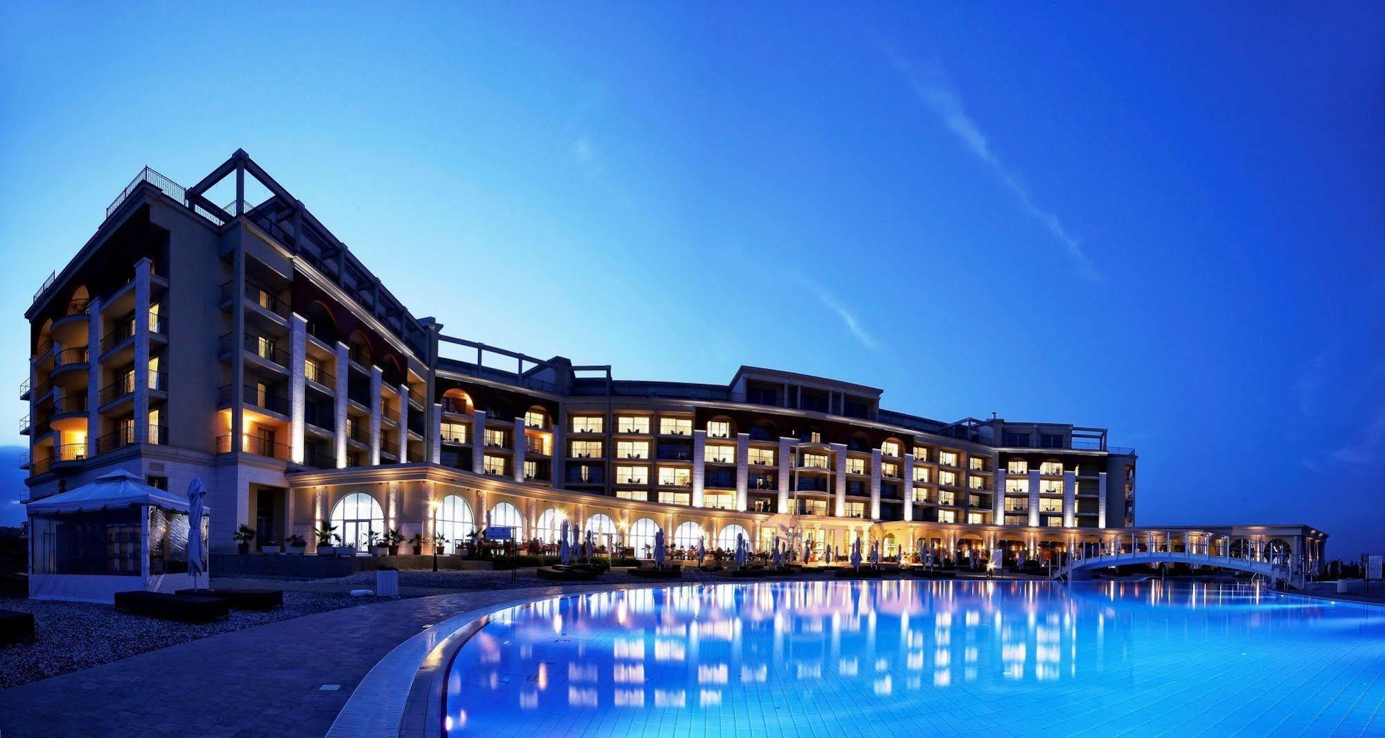 Lighthouse Golf & Spa Hotel บัลชิค ภายนอก รูปภาพ The hotel at night