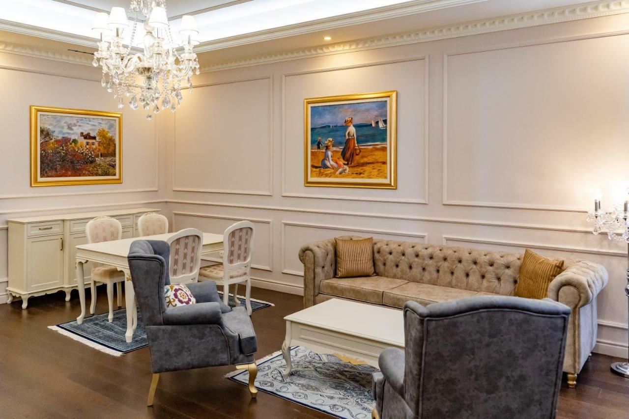 Lighthouse Golf & Spa Hotel บัลชิค ภายนอก รูปภาพ A living room with wainscoting